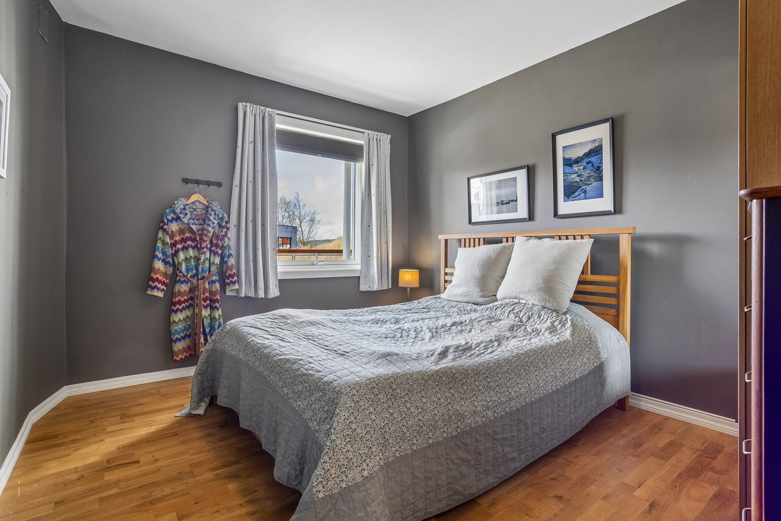 Også her er det nye vinduer fra 2023, som sikrer god isolasjon og komfort. Galleribilde