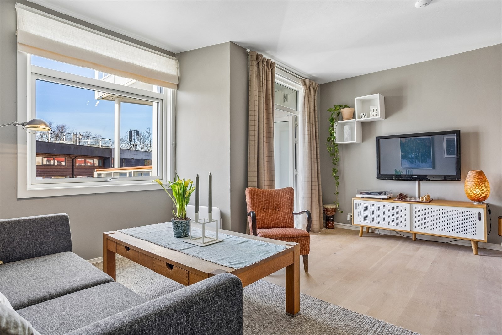 Stuen har parkett på gulvet og nye vinduer fra 2023 som slipper inn rikelig med dagslys. Galleribilde