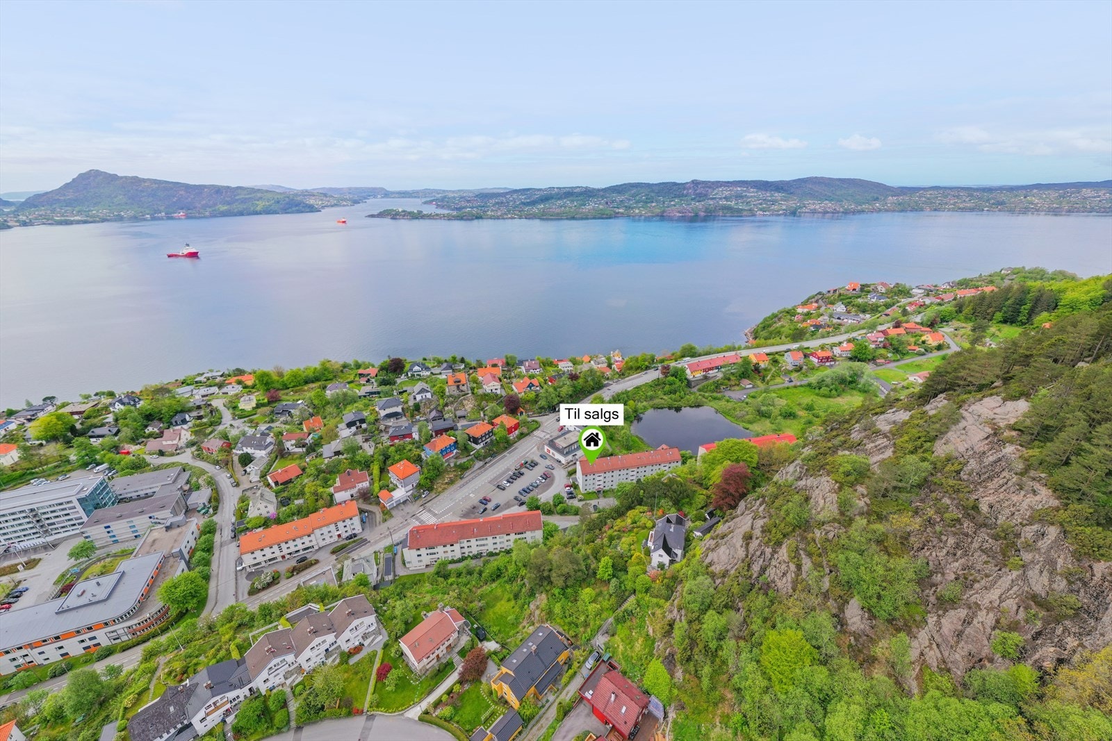 Leiligheten har en sentral og attraktiv beliggenhet i Sandviken, med nærhet til både sjø og fjell. Galleribilde