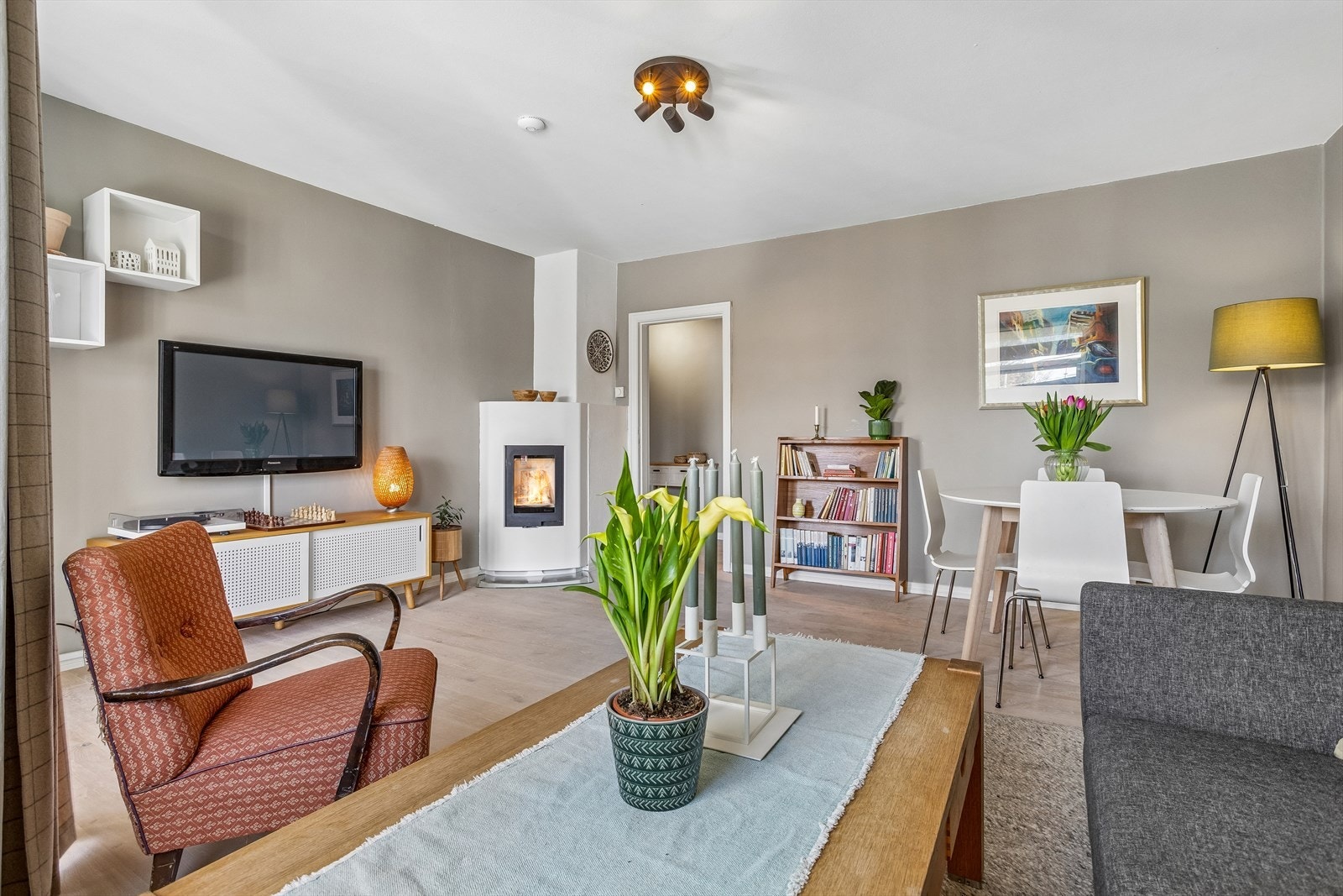 En effektiv vedovn i stuen gir både varme og en hyggelig atmosfære. Galleribilde