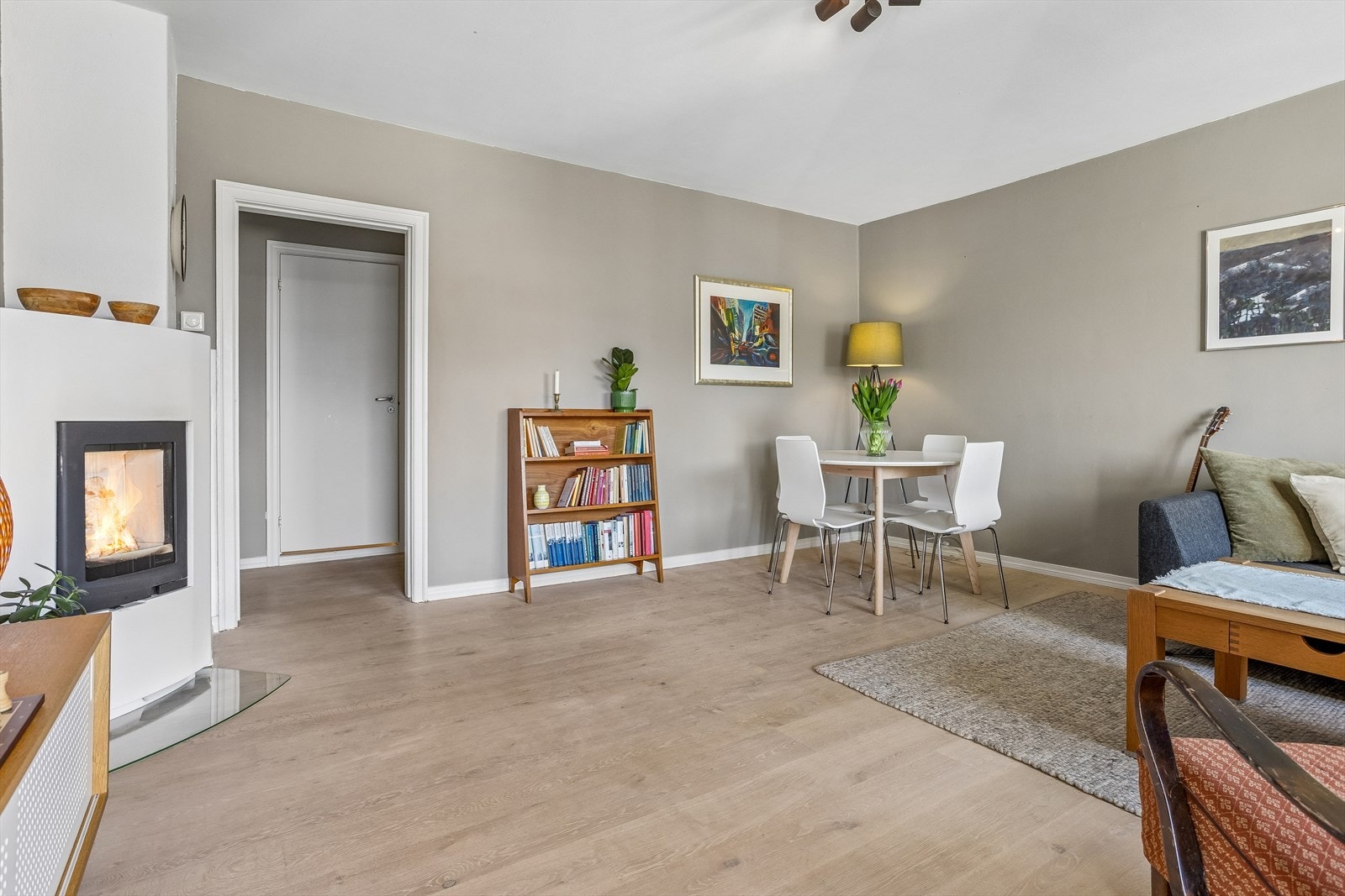 Rommet er på 21,8 m² og gir god plass til både sofagruppe og spisebord. Galleribilde