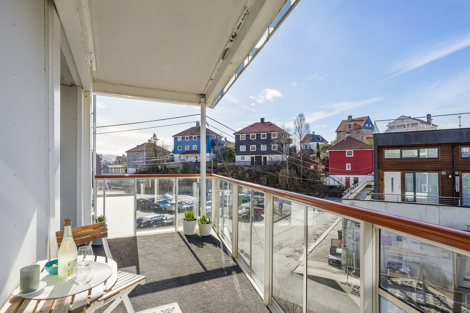 Balkongen har gode solforhold sommerstid og plass til en hyggelig sittegruppe. Galleribilde