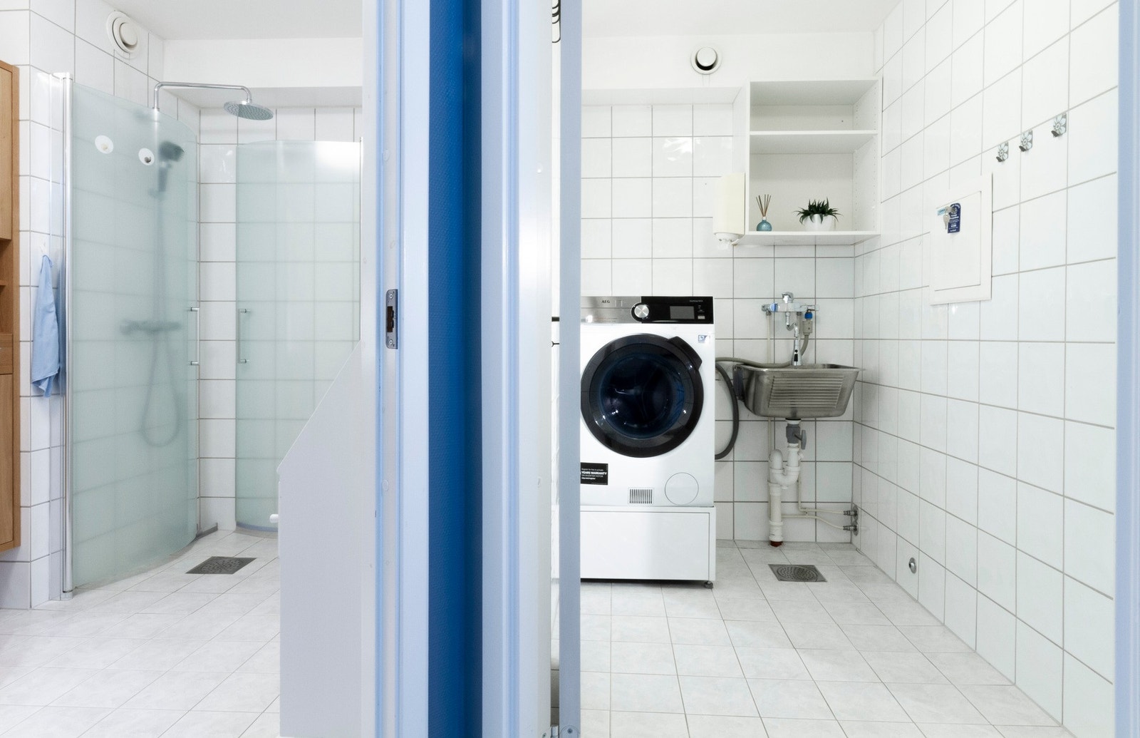 Ved siden av badet er det eget rom til vaskemaskin og evt. tørketrommel. Galleribilde