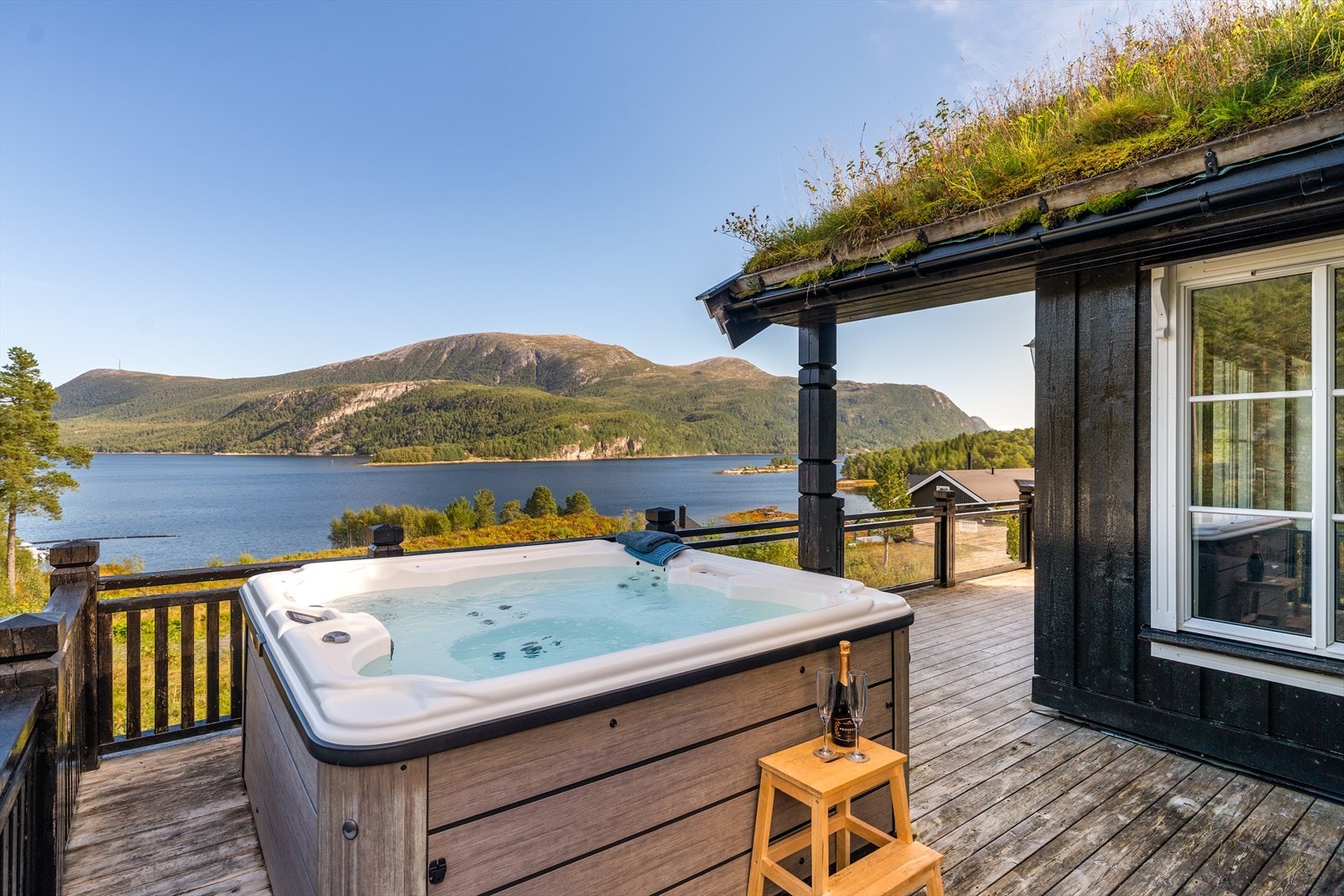 Jacuzzi med fantastisk utsikt, perfekt for avslapning Galleribilde