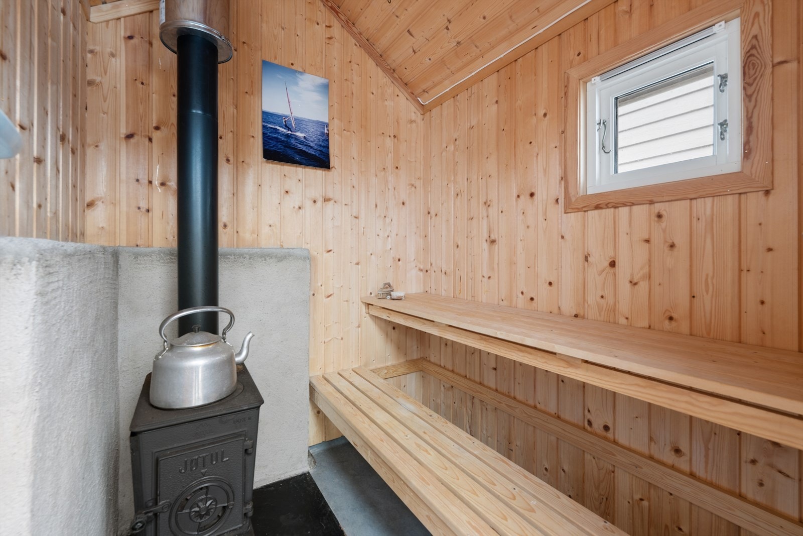 Dette gir et tradisjonsrikt hyttpreg og en hyggelig tilleggsfunksjon, spesielt etter et forfriskende bad i sjøen. Galleribilde