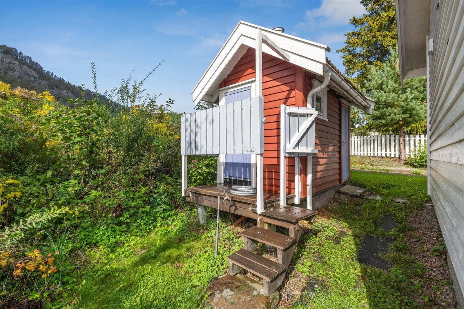 På eiendommen står et praktisk uthus som inneholder både badstue og utedo. Galleribilde