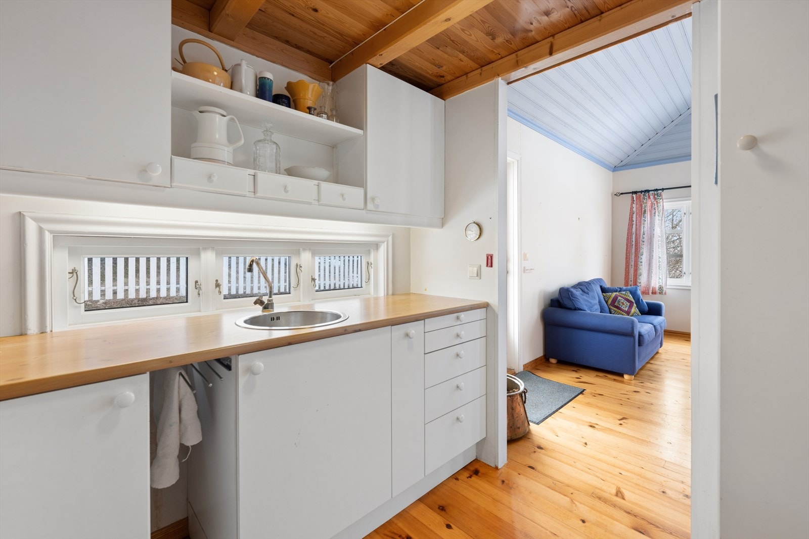 Selv om kjøkkenet er av mindre størrelse, er det godt organisert og fungerer fint til hverdagslige matlagingsbehov på hytta. Galleribilde