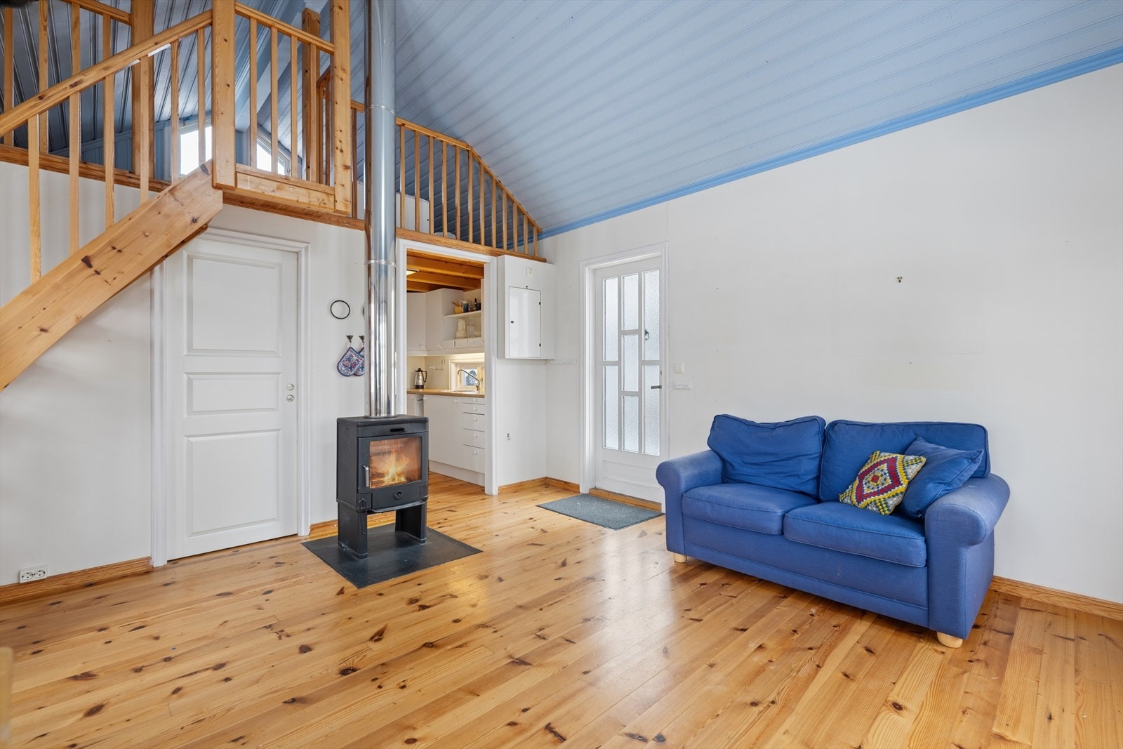 Fra inngangsdøren kommer du rett inn i hyttens trivelige stue, med god takhøyde, store vindusflater og et åpent himlingsvolum som skaper en luftig og behagelig romfølelse. Galleribilde