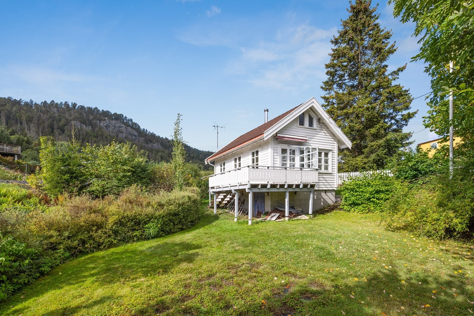 Hytten har også en romslig hage som innbyr til hyggelige sommeraktiviteter og lek for både store og små. Galleribilde