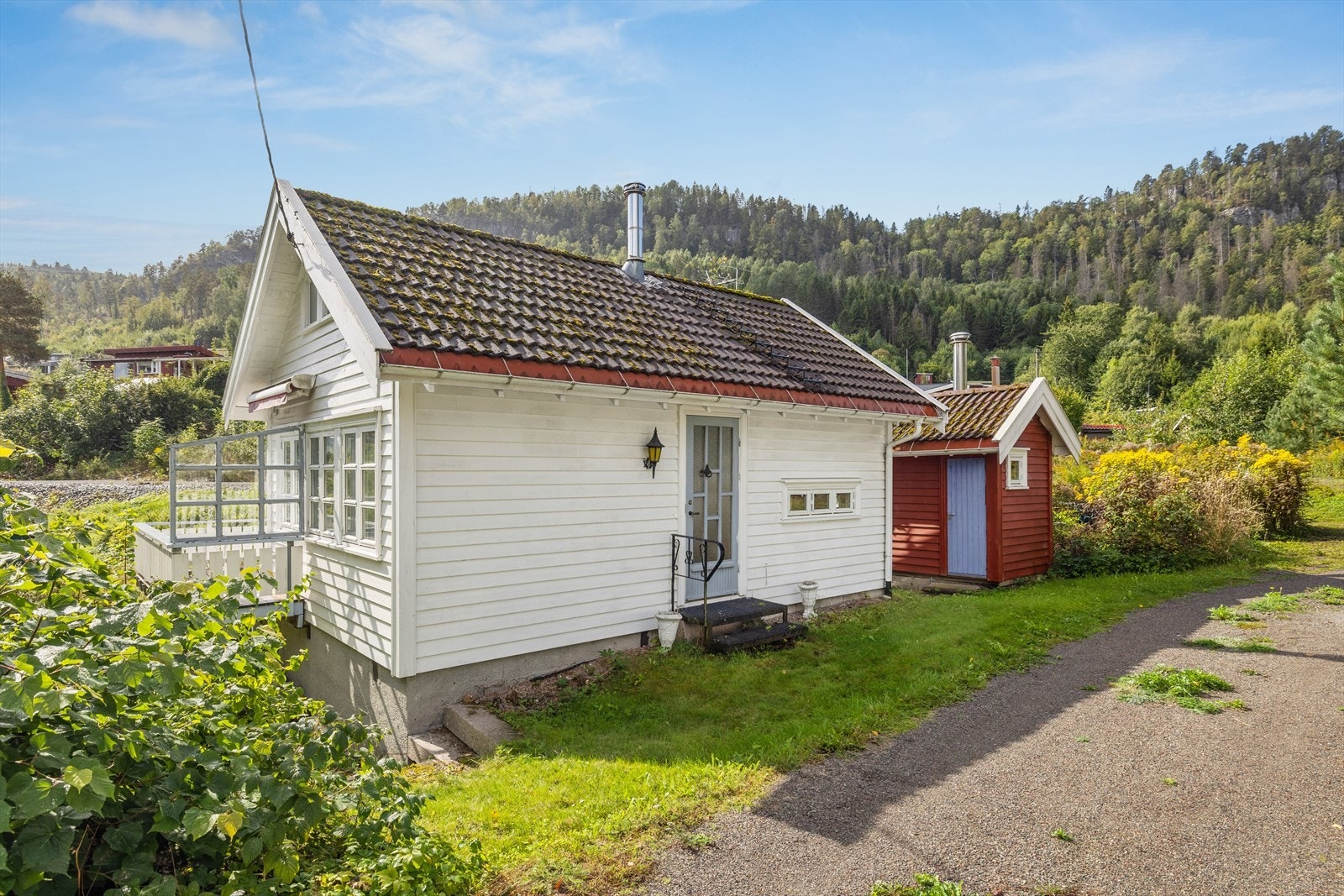 En sjarmerende hytte fra et rolig og naturnært hytteområde på Øgarden i Holmestrand. Galleribilde