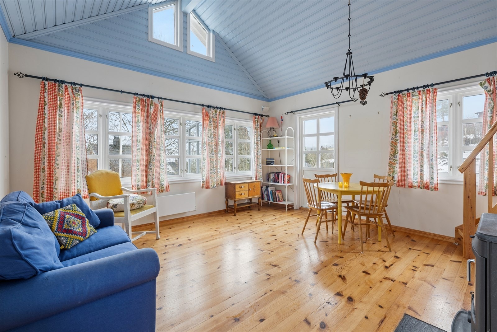 De mange vinduene slipper inn rikelig med dagslys. Herfra er det utgang til terrasse, perfekt for å nyte morgenkaffen i solen eller lange sommerkvelder med utsikt mot naturen rundt. Galleribilde