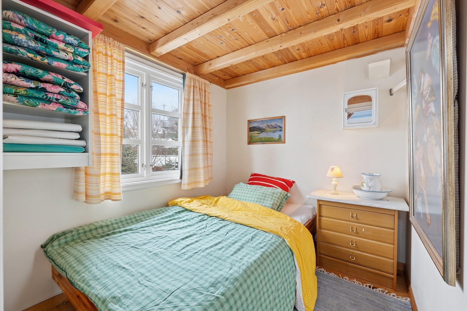 Hytten har ett soverom i hovedetasjen, med plass til seng og en enkel oppbevaringsløsning. Galleribilde