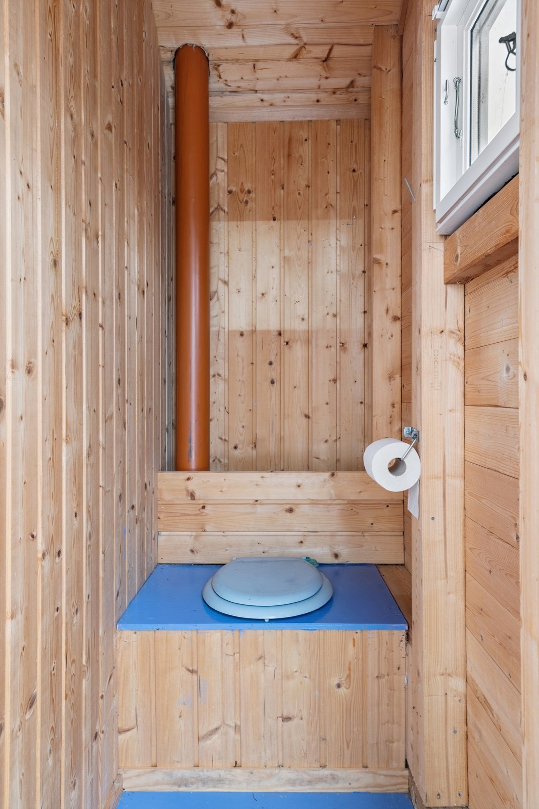 På eiendommen er det utedo med kompostløsning. Galleribilde