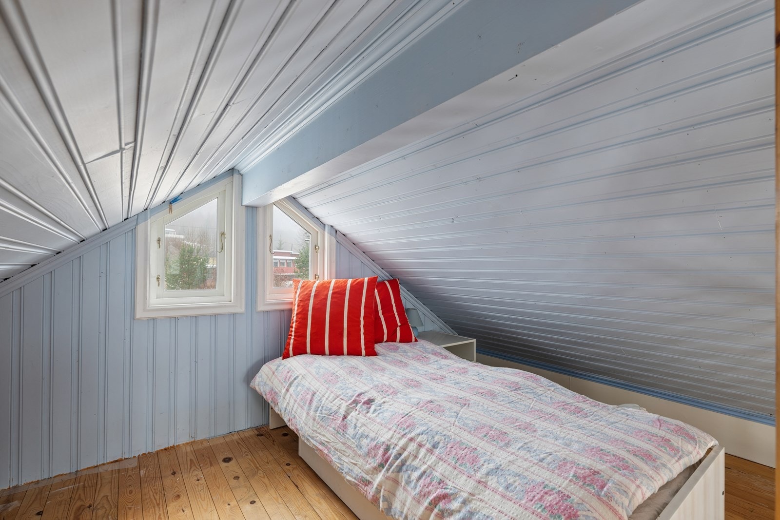 I tillegg til hovedsoverommet har hytten en romslig hems på ca. 11 m² (ikke måleverdig). Her finnes fleksibel ekstra plass som kan benyttes til både sove- og oppholdsareal - perfekt for barn eller gjester. Galleribilde