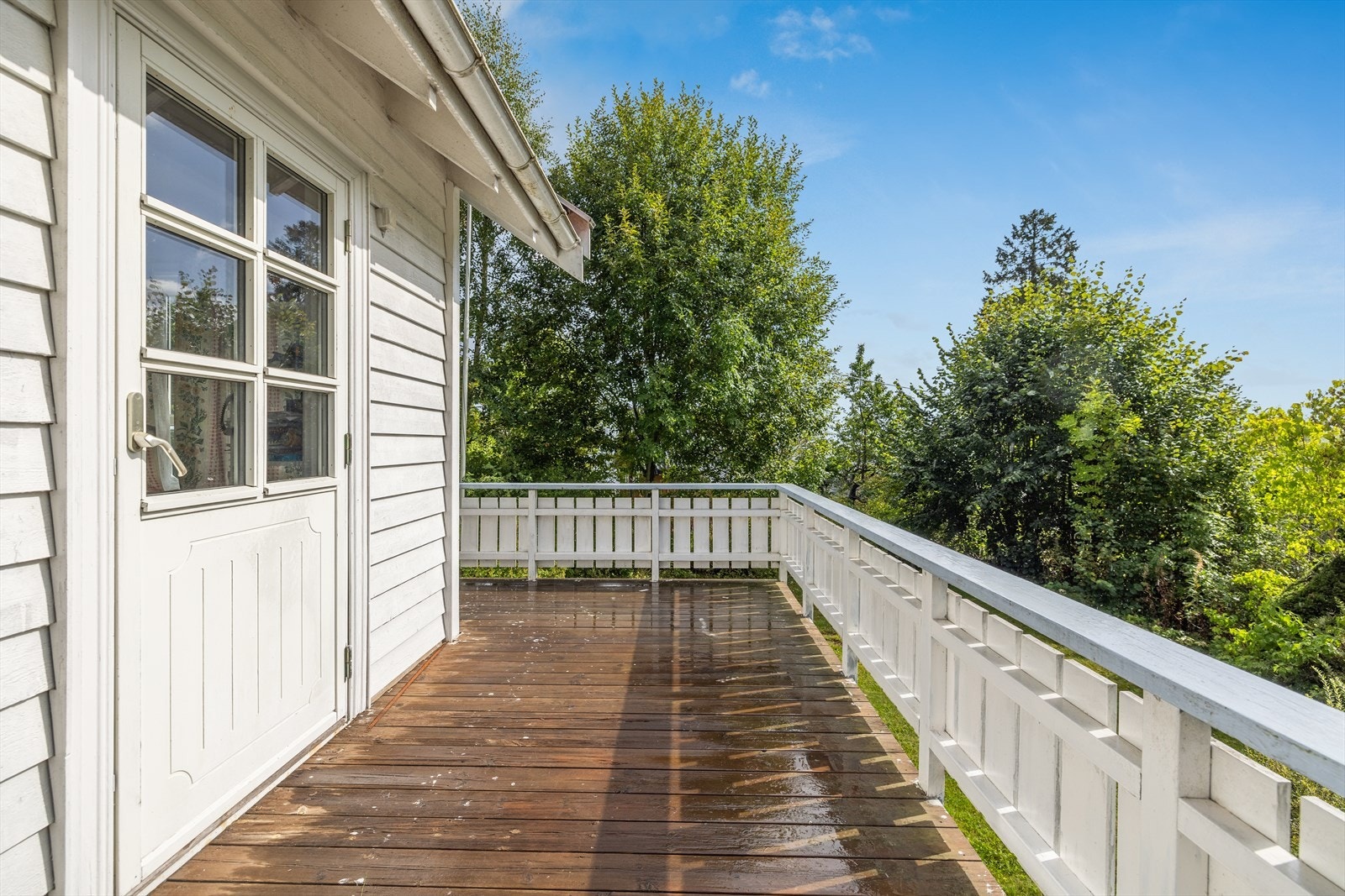 Solrik tomt med naturlige omgivelser og hyggelige uteplasser gir denne eiendommen en lun og sjarmerende atmosfære. Galleribilde