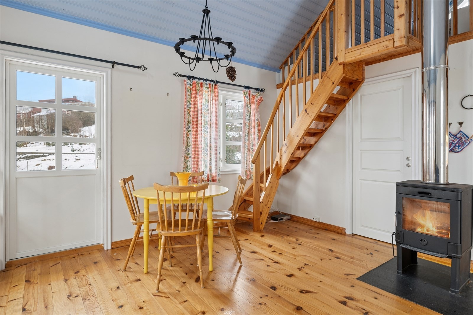 Stuen har vedovn med stålpipe, som gir både varme og hyggelig stemning på kjølige dager. Galleribilde
