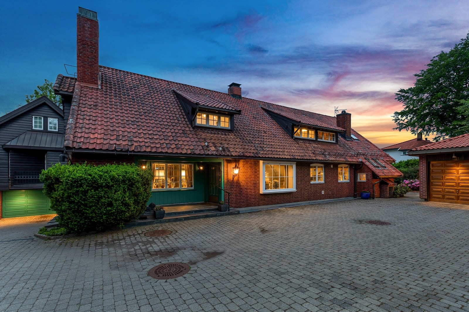 Hovedhuset bygget i 1963, men påbygget og pusset opp i 1991. Galleribilde