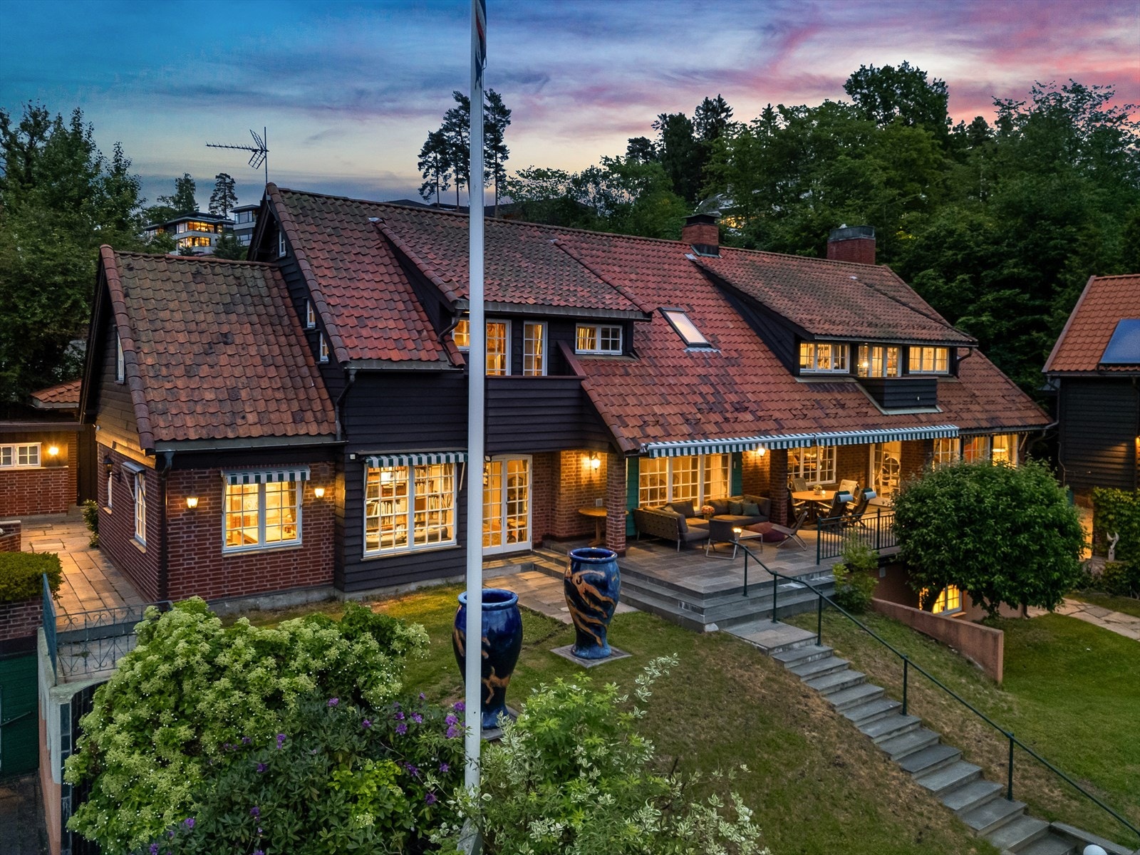 Hovedhuset er på 553 kvm over 3 plan. Galleribilde