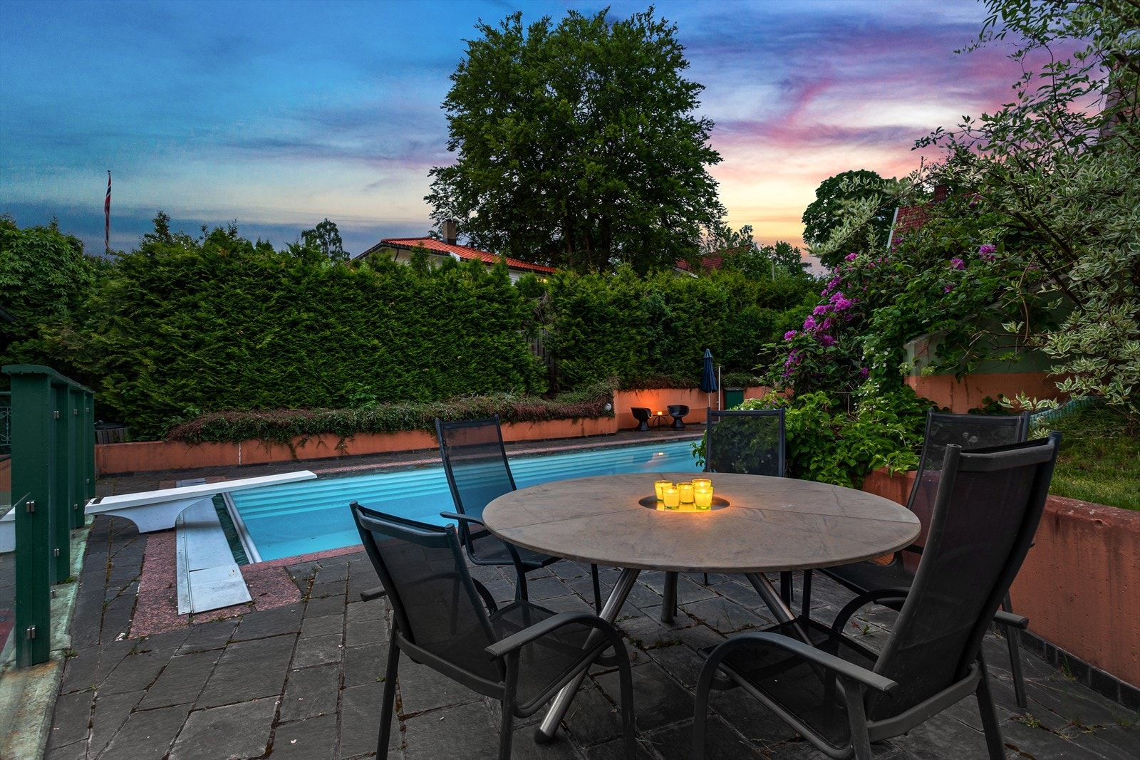 Utvendig svømmebasseng (oppvarmet via bergvarmeanlegg). Galleribilde