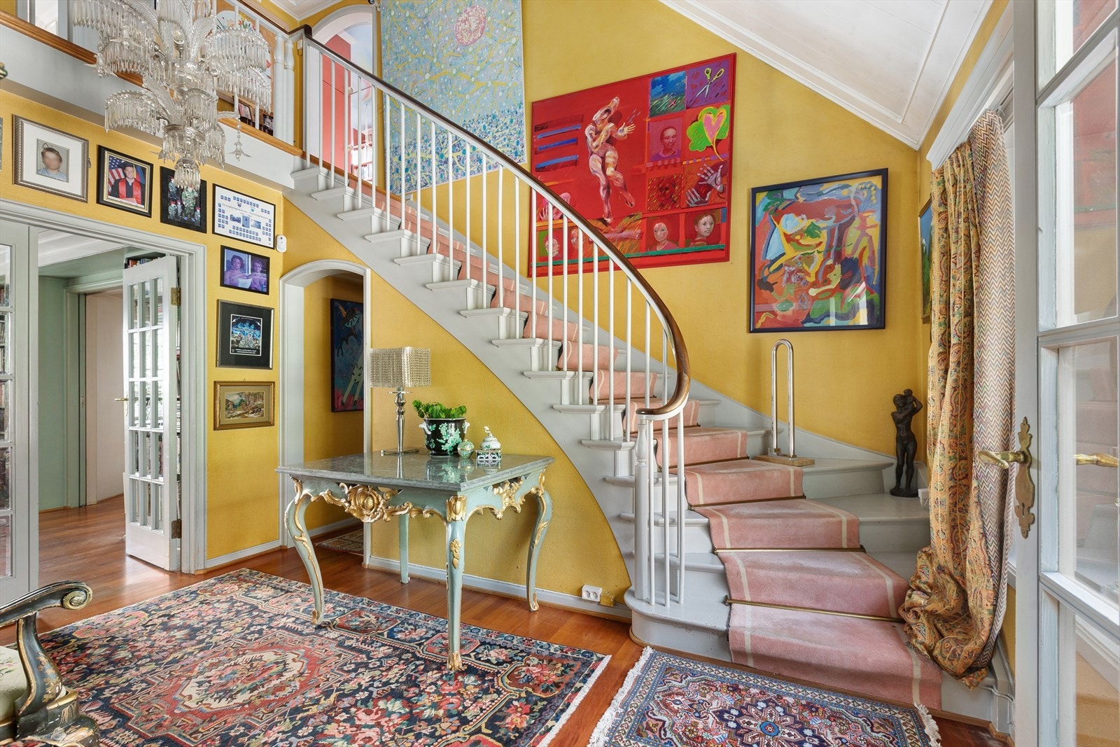 Romslig hall/ entré ved ankomst. Galleribilde