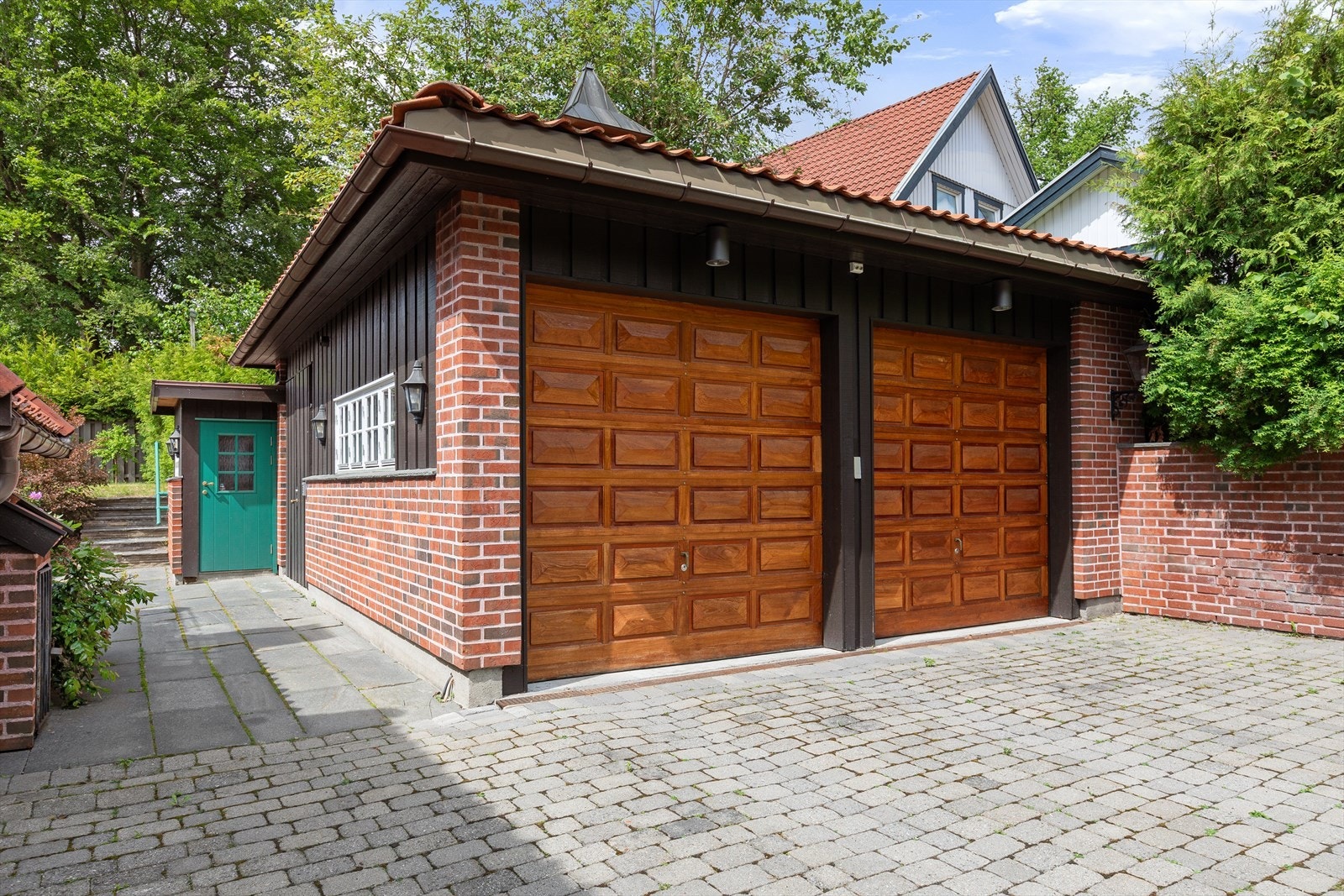 Frittstående dobbelgarasje med separat bod. Galleribilde