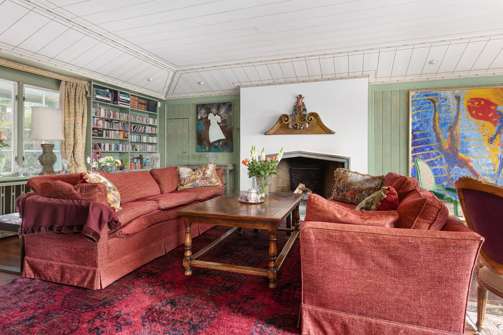 Det er 3 peiser/ pipeløp i boligen. Forøvrig er det viktig å nevne at det er boret etter jordvarme med 3 brønner innstallert i 2002/2003. Galleribilde