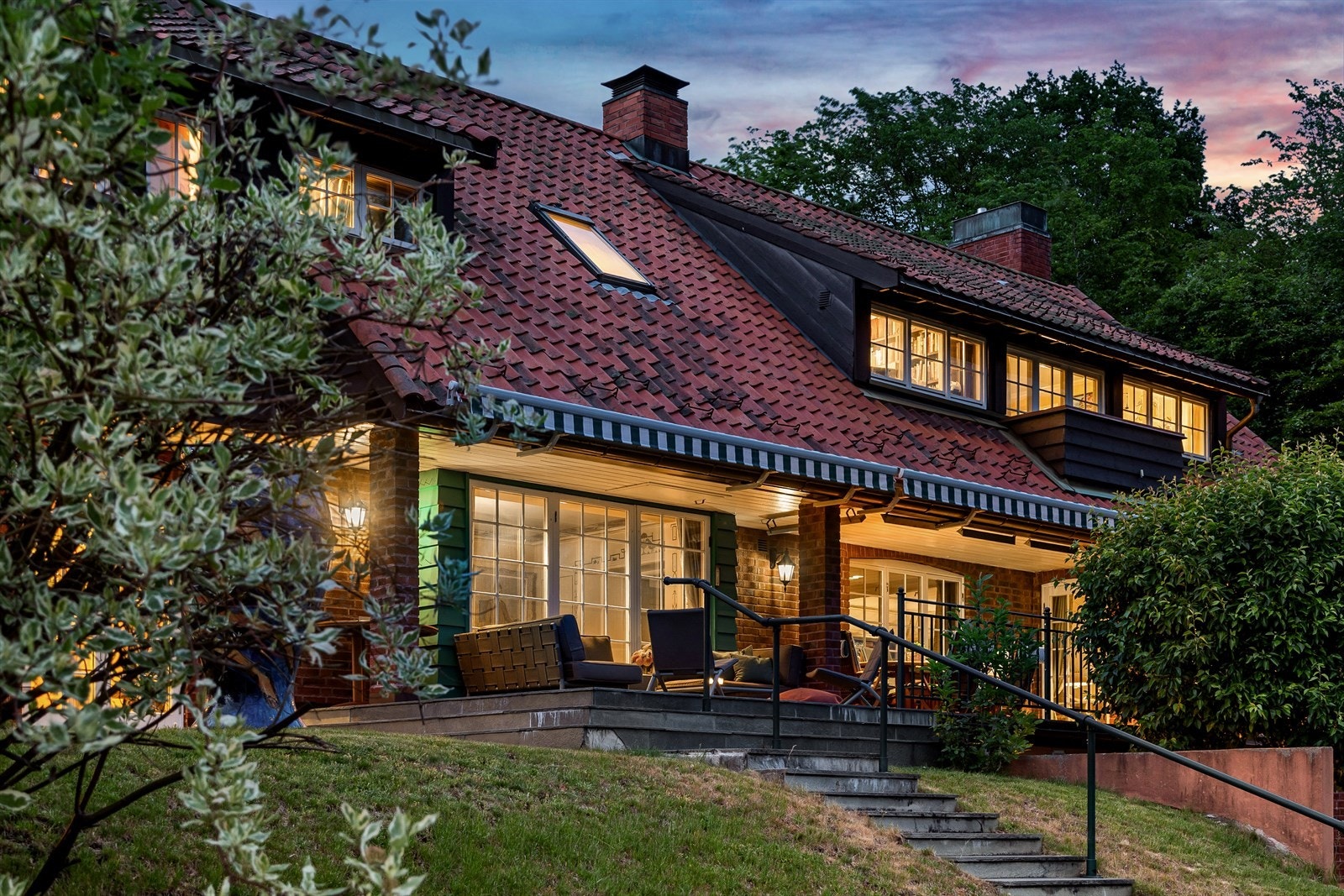 Hovedhuset med sitt arkitektoniske særpreg er tegnet av arkitekt Hans Gabriel Finne som er kjent for sine nyinnredninger av Theatercafeen og Holmenkollen Park Hotel m.m. Bygget i 1963 og tilbygget i 1991. Galleribilde