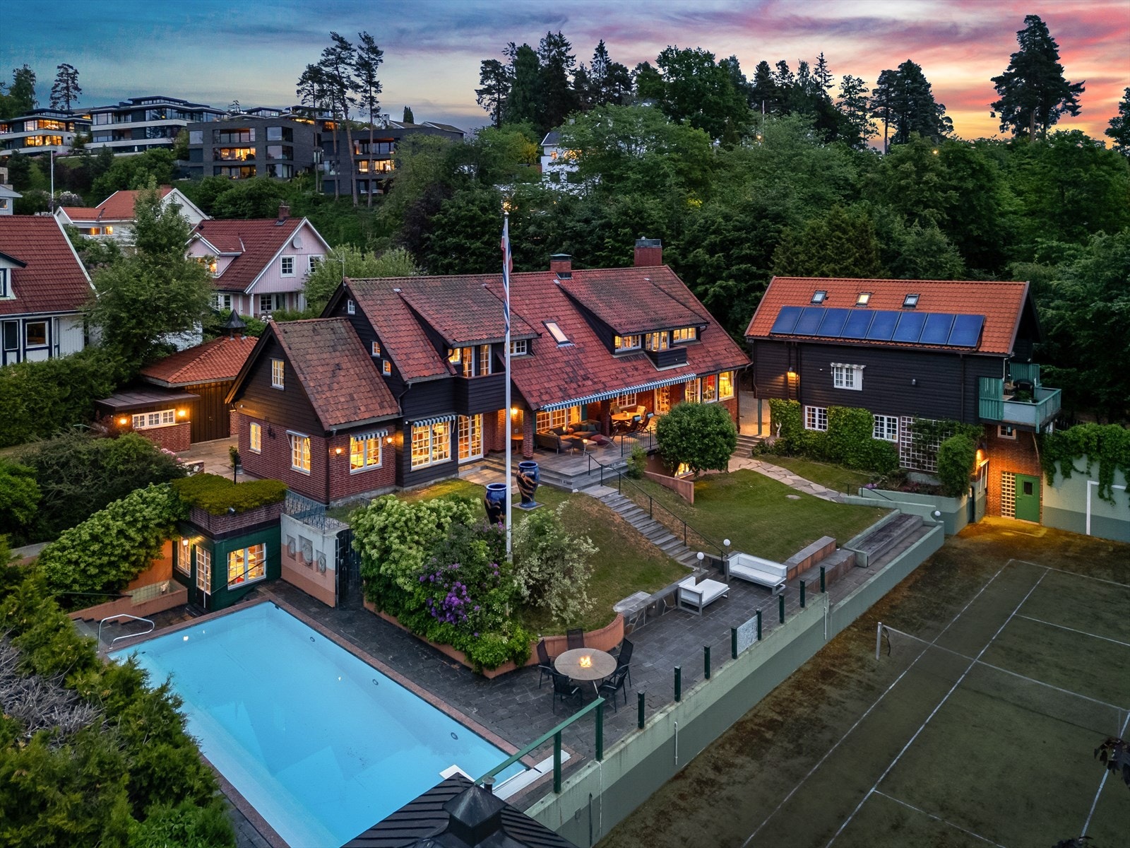 Herskapelig boligeiendom med meget attraktiv beliggenhet midt mellom VInderen/ Smestad/ Slemdal. Galleribilde