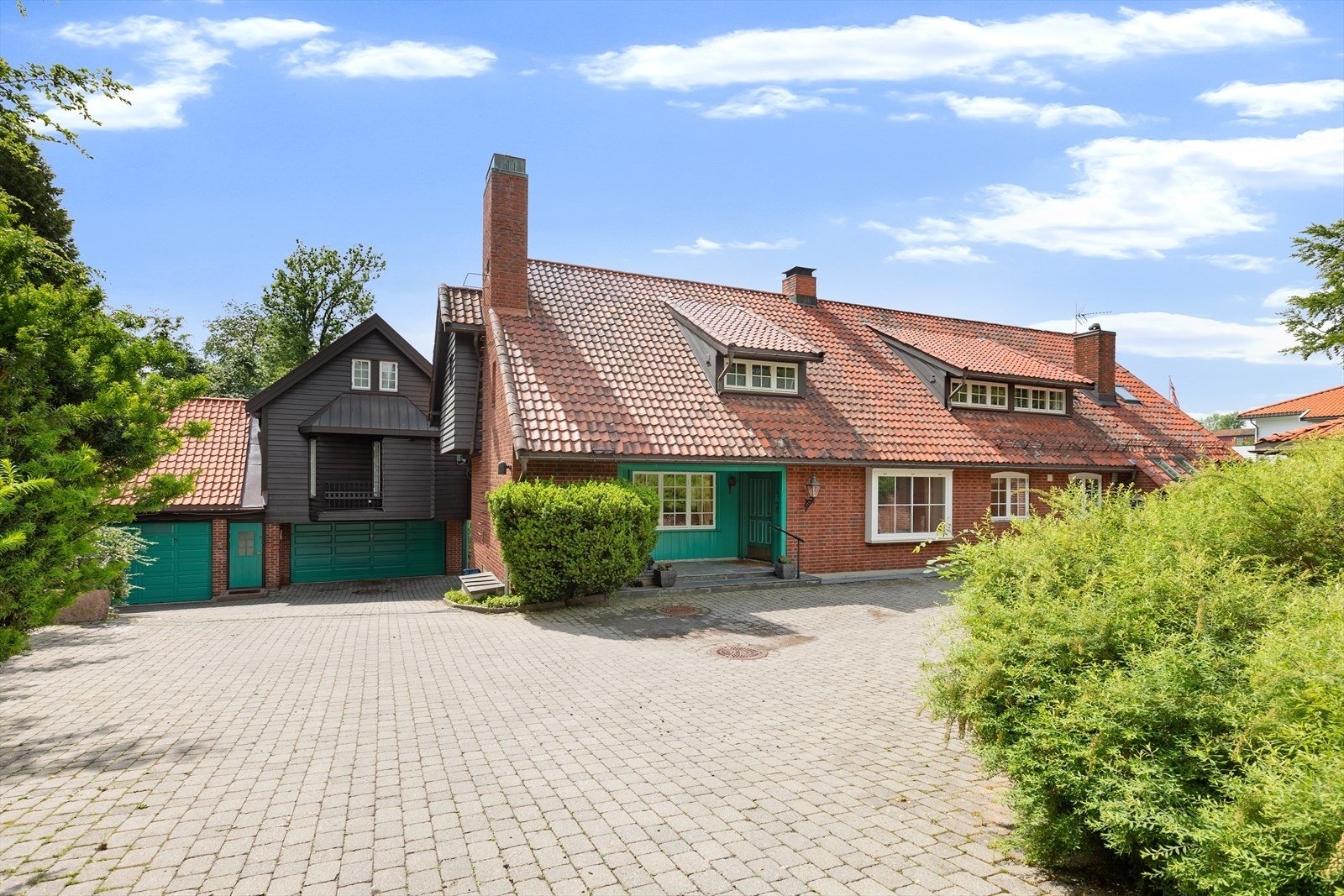 Nedkjørsel og gårdsplass med belegningsstener. Elektriske varmekabler i nedkjørsel, del av gårdsplass samt felt med varmekabler. Galleribilde