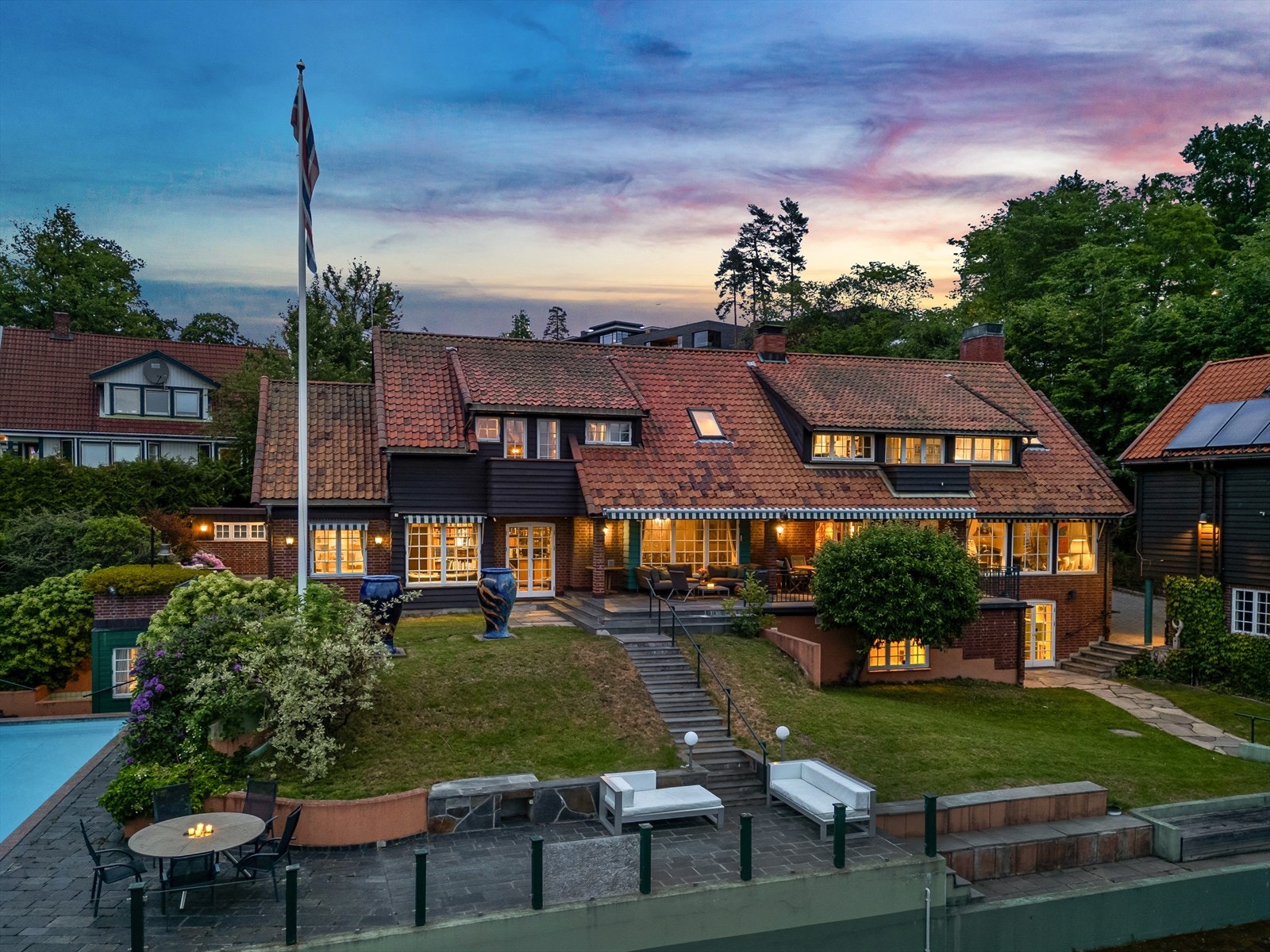 Eiendommen består av hovedbolig, sidebygning m/ 2 leiligheter (ypperlig for praktikant, gartner, etc), 2 garasjer (enkel og dobbel) og treningsavdeling i kjeller. Frittstående dobbelgarasje, tennisbane, utvendig svømmebasseng og badehus, m.m. Galleribilde