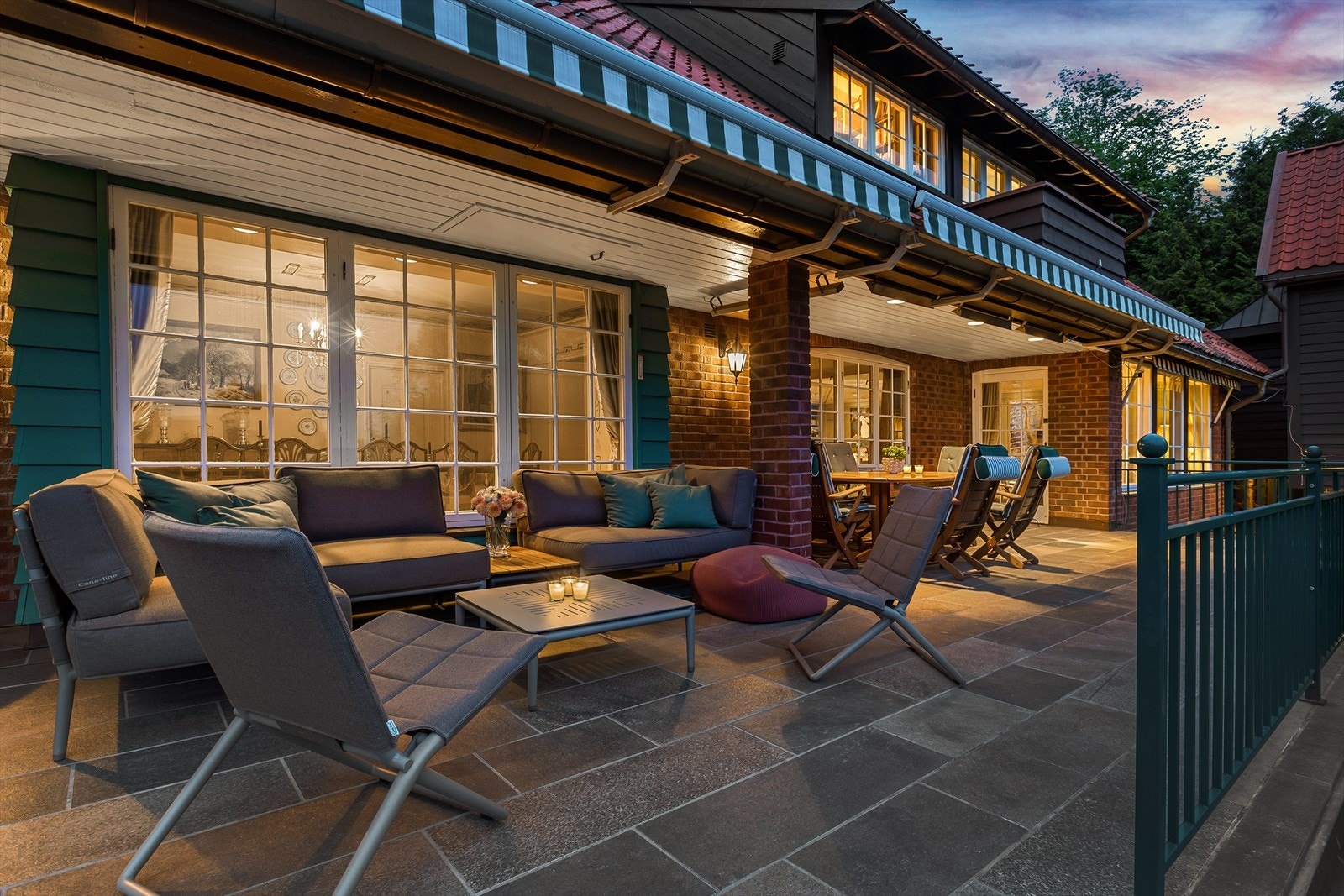 Store vindusflater og flotte solforhold setter sitt preg på rommene i huset. Galleribilde