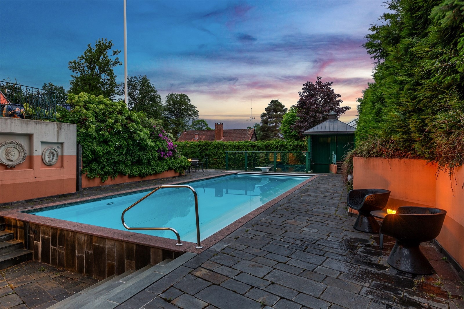 Utvendig svømmebasseng og badehus (bad/wc) + teknisk rom for basseng. Galleribilde