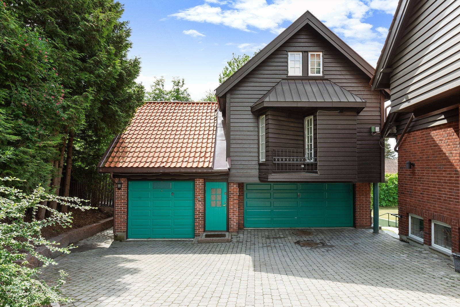 Sideboligen inneholder 2 leiligheter, 2 garasjer (enkel og dobbel), samt stort treningsrom i kjeller. Galleribilde