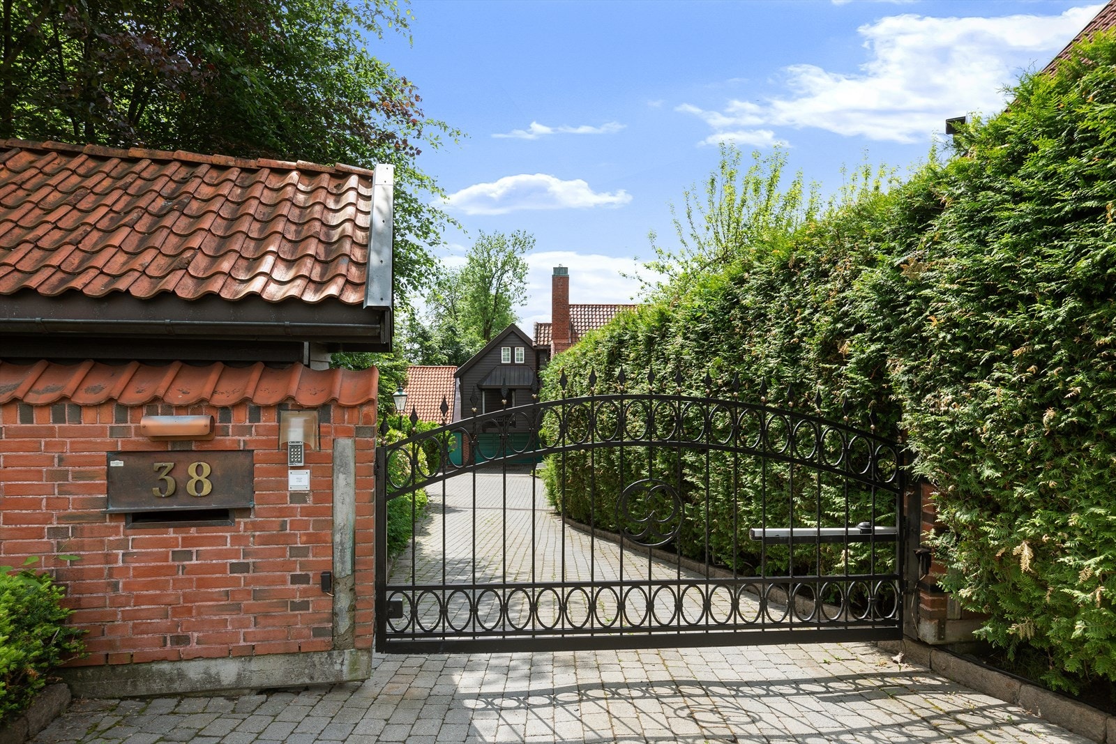Port med bod for søppeldunker og smijernsport med motorstyring. Galleribilde