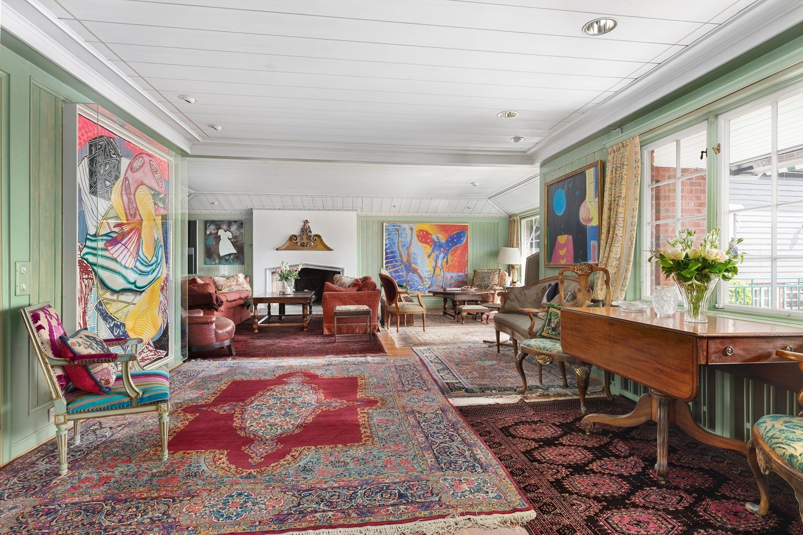 I første etasje ligger tre stuer/oppholdsrom på rekke. Galleribilde