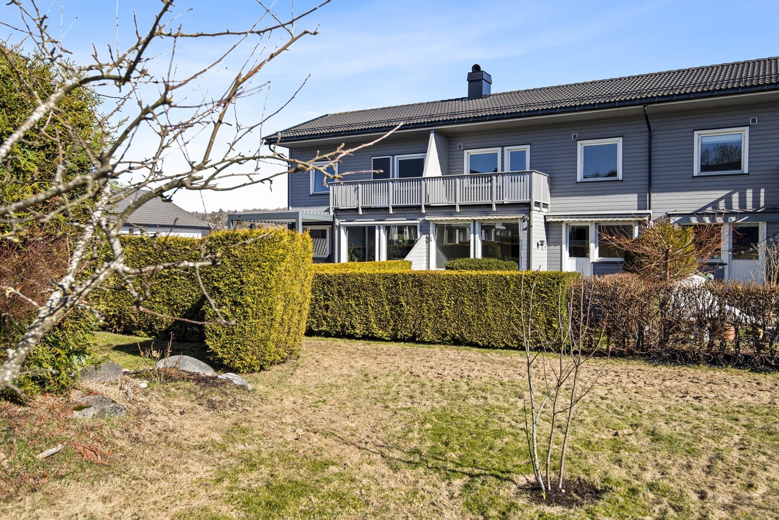 Fellesarealene består av plen og diverse beplantning Galleribilde