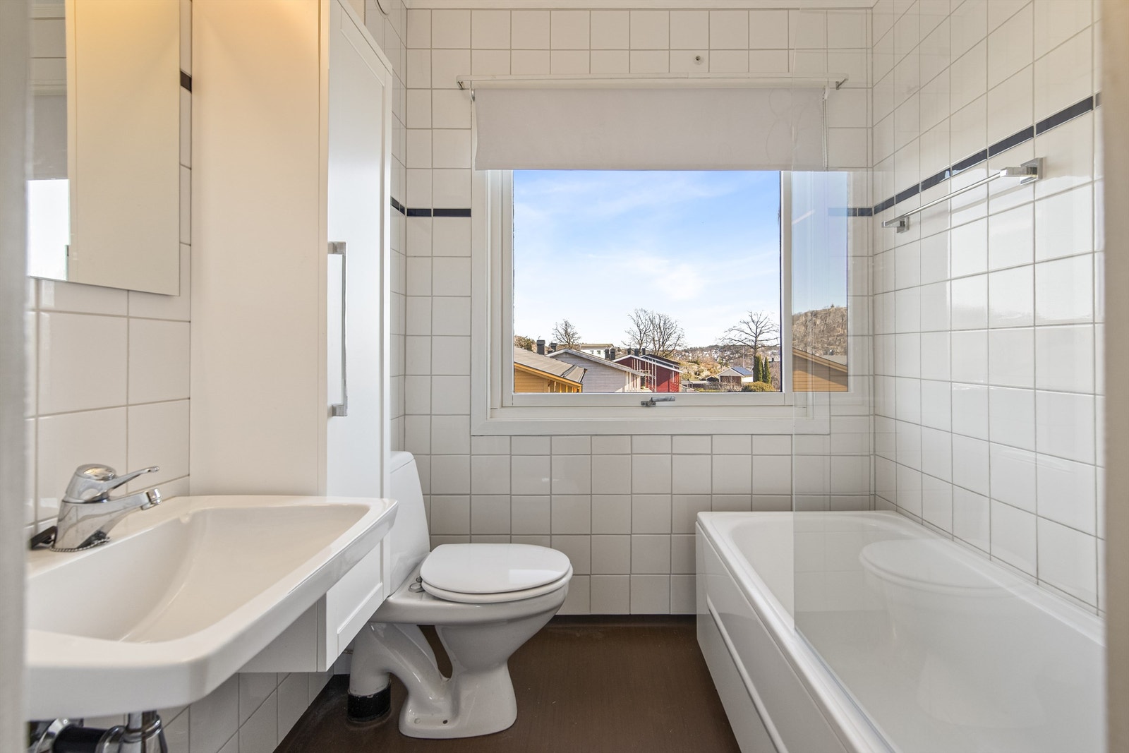 Badet i andre etasje har belegg på gulv, flislagte vegger og er utstyrt med badekar. Galleribilde