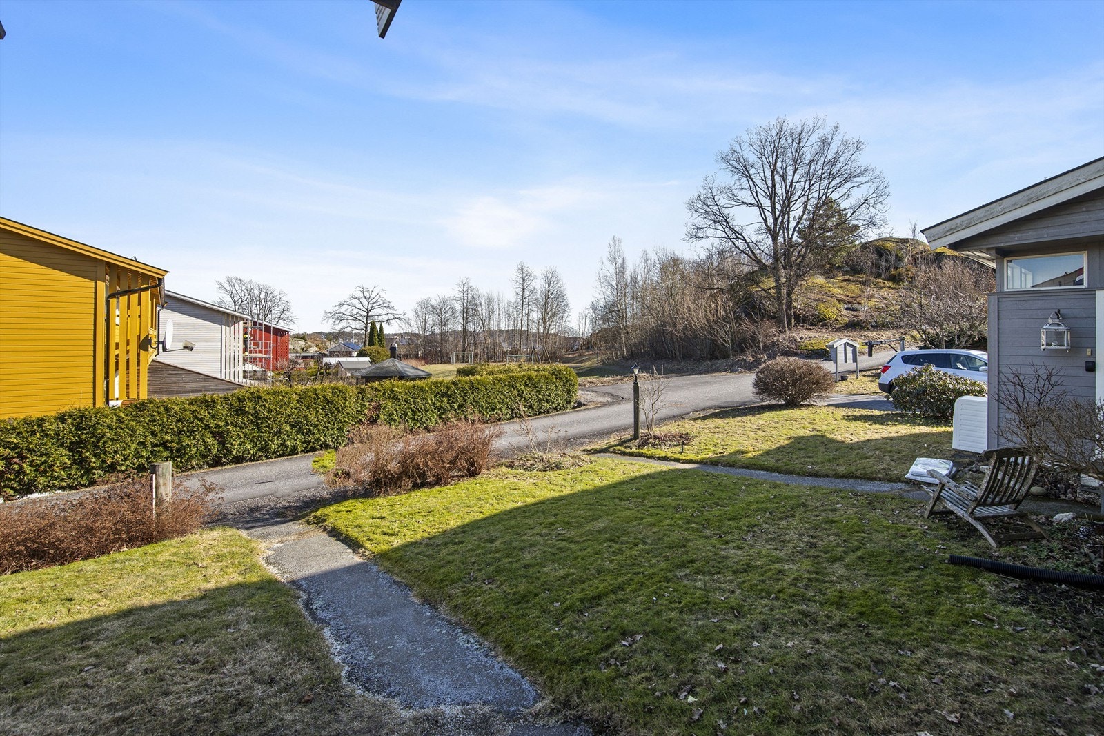 Fra inngangspartiet ser du rett ned til lekeområde med fotballmål Galleribilde