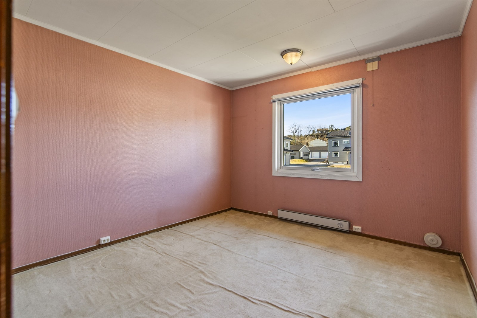 Boligen har tre soverom i andre etasje. Dette rommet har god plass til seng og møblement. Galleribilde