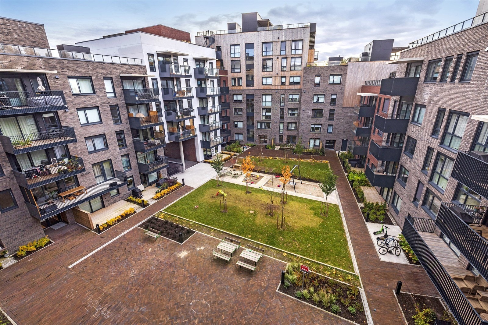 Utsikt mot bakgården fra takterrassen Galleribilde