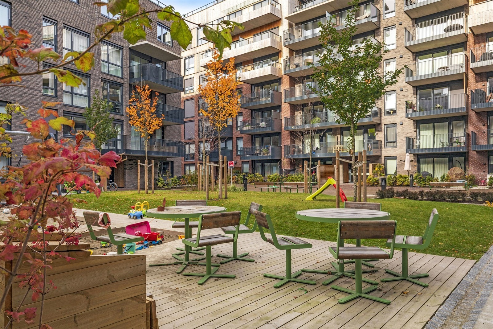 Pent opparbeidet bakgård med flere sittegrupper Galleribilde