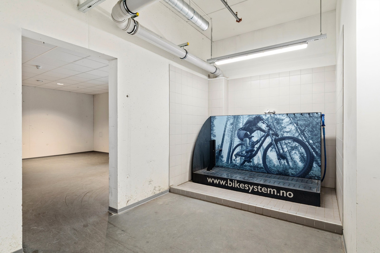 Praktisk vaskestasjon i sykkelgarasjen Galleribilde