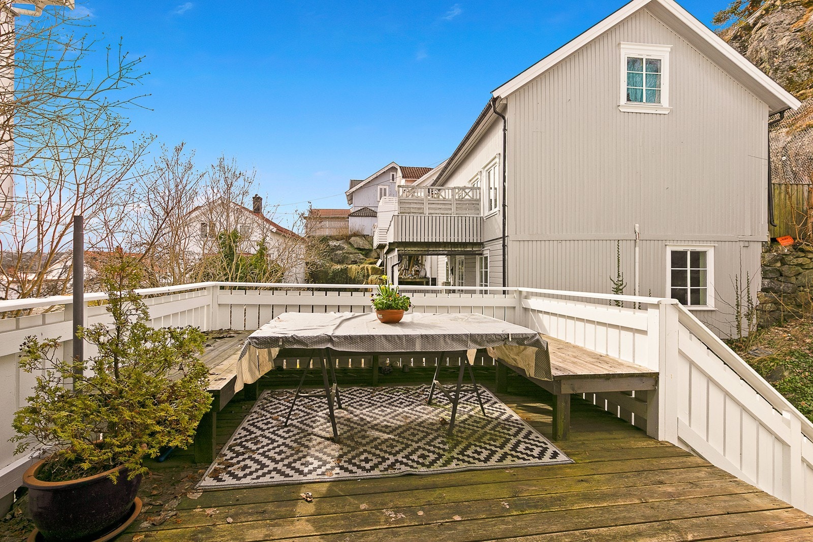 Sol fra formiddagen til ca kl 18-19. Galleribilde