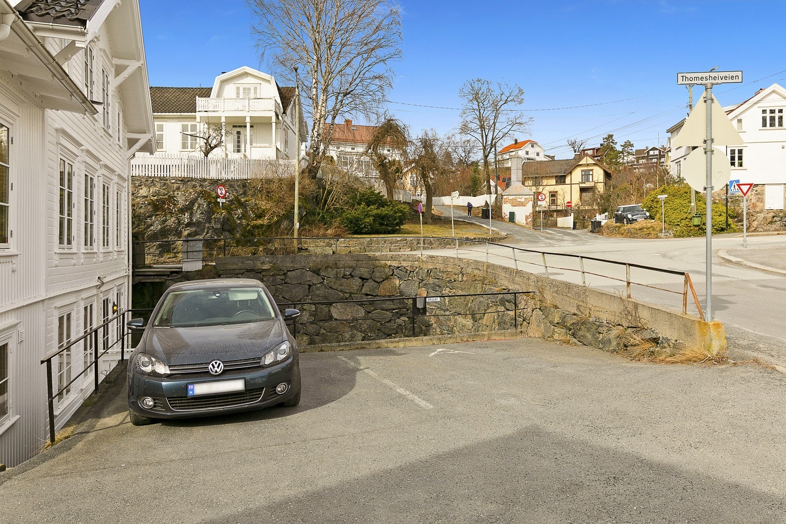 Biloppstillingsplass på fellesareal, avsatt ved boligen. Galleribilde