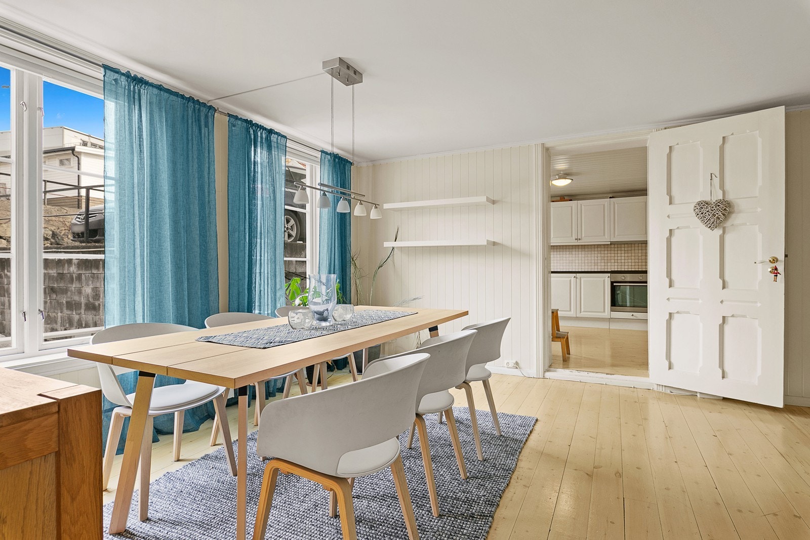 Romslig stue/ Tv-stue med vedovn. Galleribilde