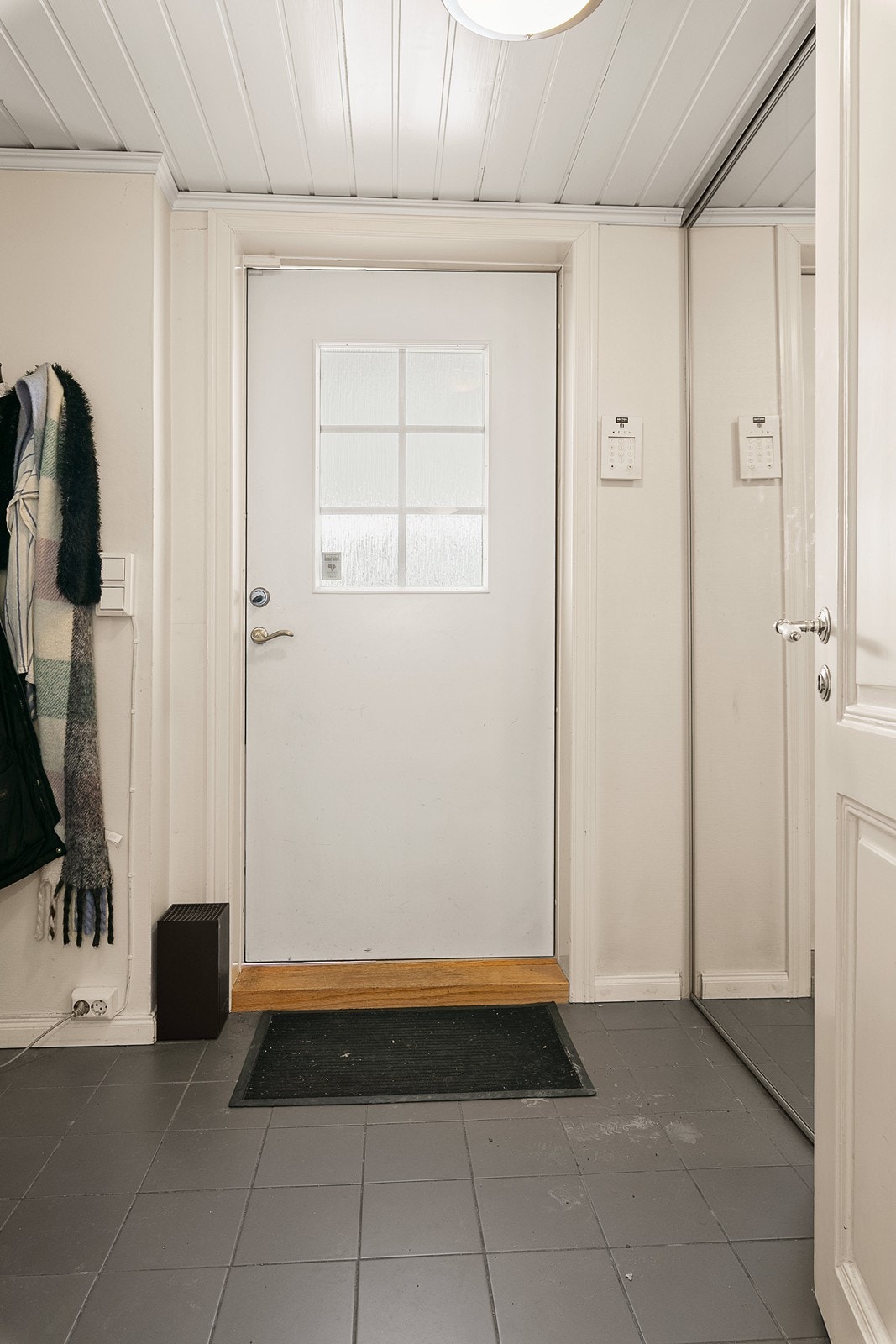 Leiligheten inneholder: Gang, stue/tv-stue, kjøkken, 3 soverom, bad, vaskerom, gang og mellomgang. Kjeller: fellesrom og egen bod. Galleribilde