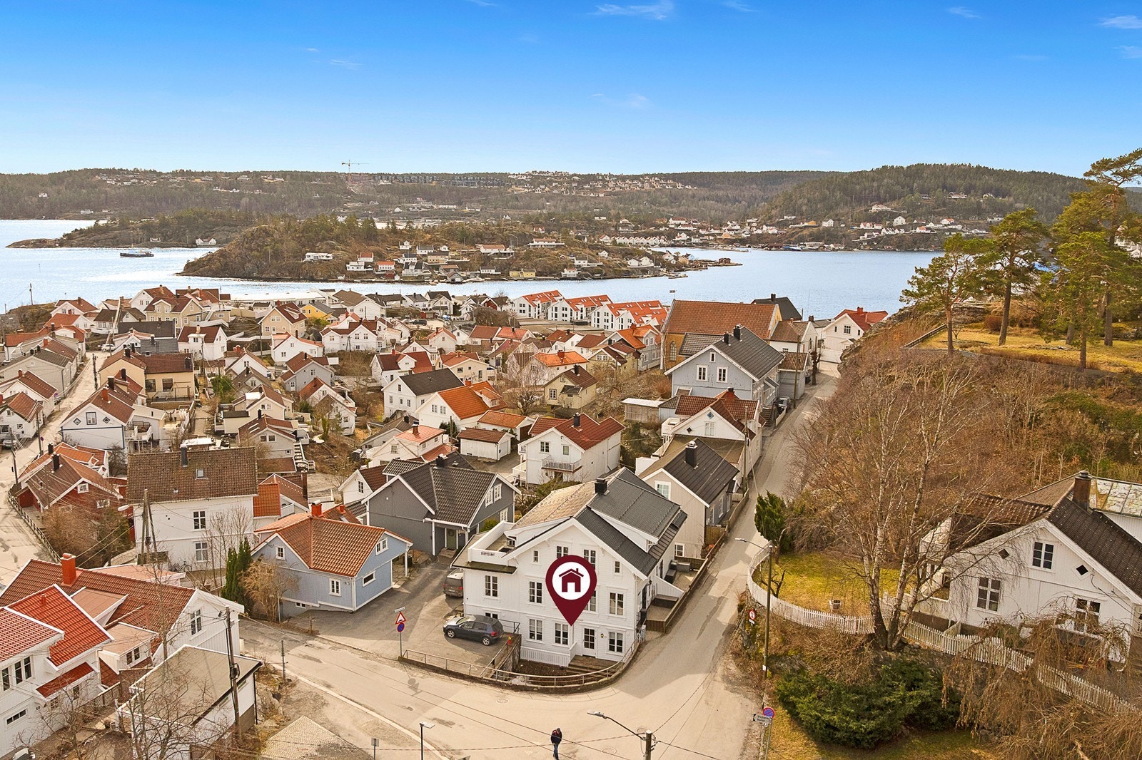 Eiendommen ligger i et veletablert og attraktivt boligområde på Thomesheia. Galleribilde