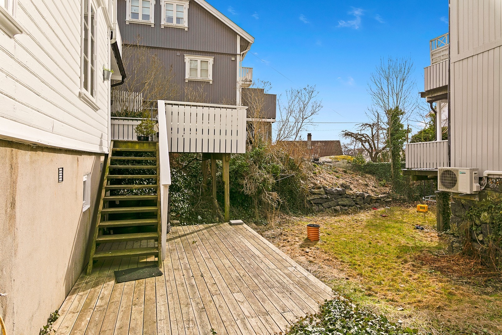 Det er nedgang via tretrapp fra verandaen til fellesareal. Galleribilde