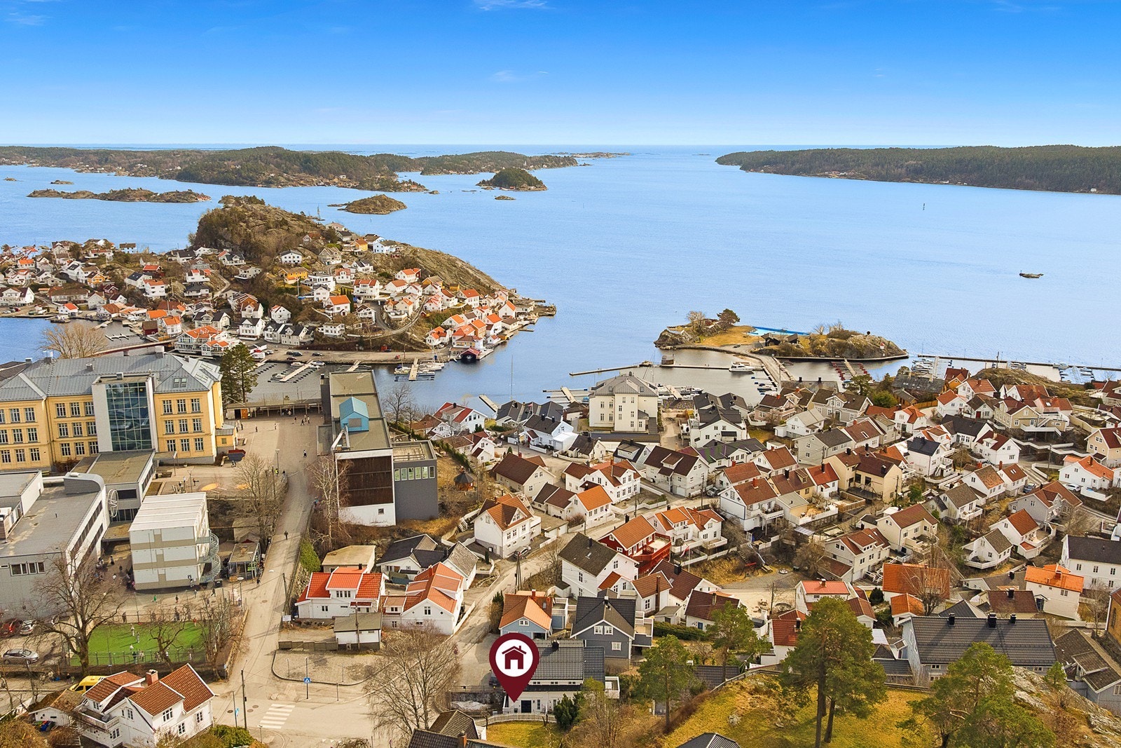 I tillegg til å være sjønært, er huset også sentrumsnært. Det tar ca. 5 minutter å gå til byen, hvor man finner sjarmerende små nisjebutikker, kaféer og restauranter. Galleribilde