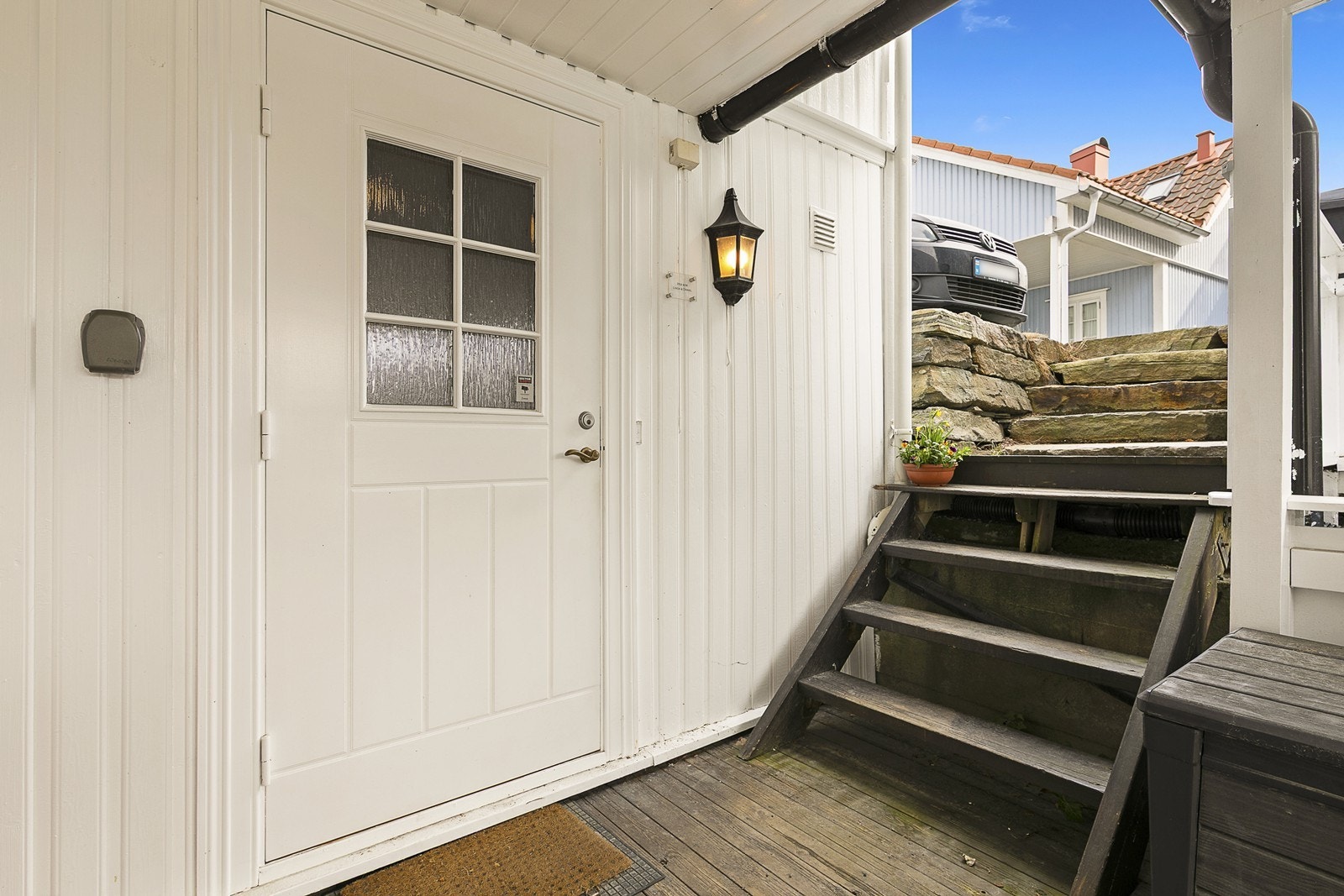 Nedgang via trapp til romslig veranda og overbygd inngangsparti. Galleribilde